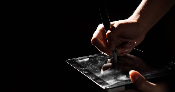 Концепция цифровой подписи. женские руки в цифровом виде подписывают планшет на черном темном фоне с копировальным пространством
.