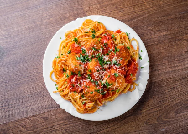 Nudelspaghetti Mit Frikadellen Tomatensauce Auf Einem Teller Auf Dunklem Holzgrund — Stockfoto