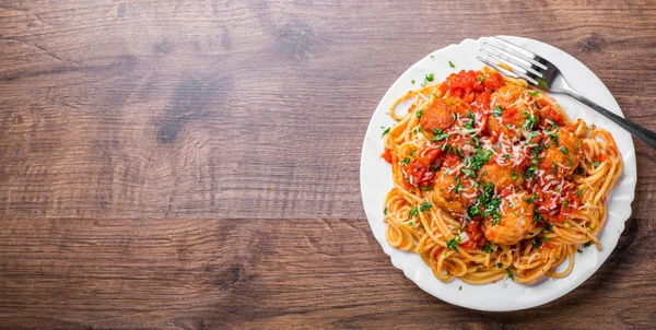 Pasta Spaghetti Met Gehaktballen Tomatensaus Een Plaat Donkere Houten Achtergrond — Stockfoto