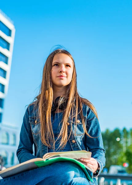 Vissza Iskolai Tanuló Tinédzser Lány Beolvassa Tankönyv Kültéri Portré Fiatal — Stock Fotó