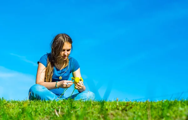 Fiatal Tinédzser Barna Lány Hosszú Haja Fűben Wreathes Koszorú Sárga — Stock Fotó