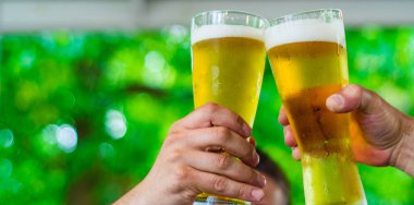 İki bardak biranın yakın çekim görüntüsü. Barda ya da barda bira bardakları tıkırdıyor.