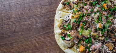 Deniz Ürünleri Pizza - Marinara. Mozzarella peynirli pizza, karides, midye, mantar, domates sosu, biber. Ahşap masa arka planda İtalyan pizza