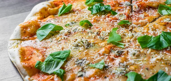 Quattro Formaggio Dört Peynir Pizza Ahşap Masada Talyan Pizza — Stok fotoğraf