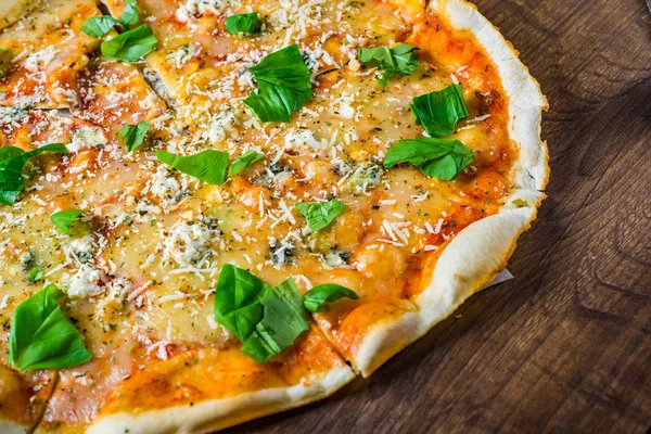 Quattro Formaggio Dört Peynir Pizza Ahşap Masada Talyan Pizza — Stok fotoğraf