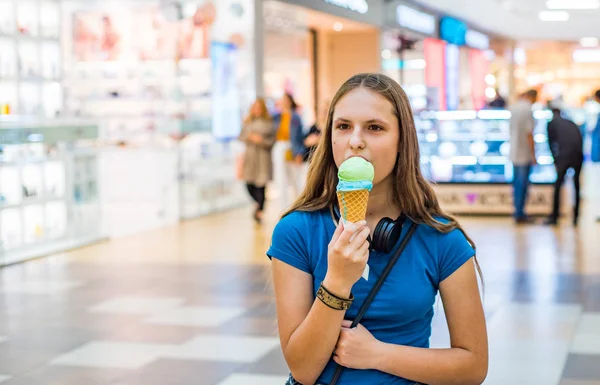Fiatal Tinédzser Barna Lány Hosszú Haj Étkezési Ízletes Kúp Fagylaltot — Stock Fotó