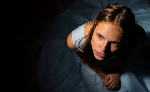 Retrato Joven Adolescente Morena Chica Con Pelo Largo Sentado Suelo —  Fotos de Stock