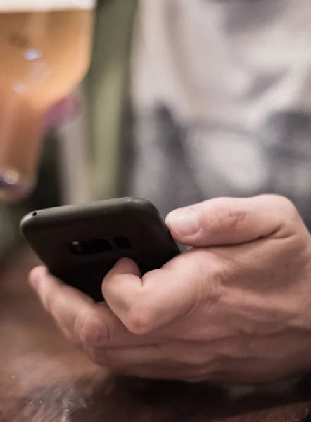 Primer Plano Del Teléfono Inteligente Mano Humana Beber Cerveza Leer —  Fotos de Stock