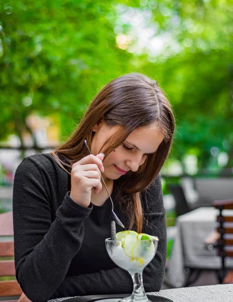 Jovem Adolescente Morena Menina Com Cabelos Longos Comer Sorvete Café — Fotografia de Stock