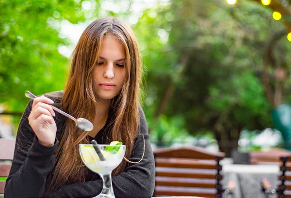 Jovem Adolescente Morena Menina Com Cabelos Longos Comer Sorvete Café — Fotografia de Stock