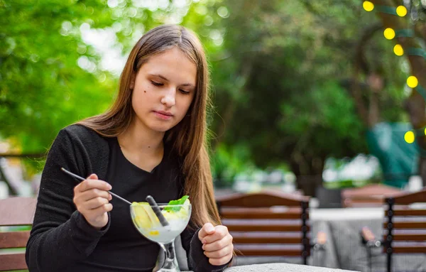 Jovem Adolescente Morena Menina Com Cabelos Longos Comer Sorvete Café — Fotografia de Stock