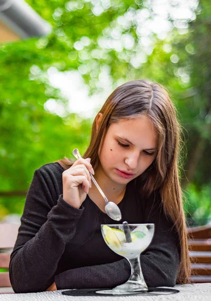 Молодая Брюнетка Подросток Длинными Волосами Ест Мороженое Открытом Воздухе Кафе — стоковое фото