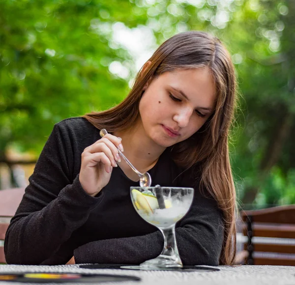 Young Teenager Brunette Girl Long Hair Eating Ice Cream Outdoor — Stock Photo, Image