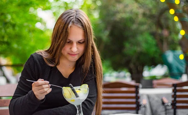 Jovem Adolescente Morena Menina Com Cabelos Longos Comer Sorvete Café — Fotografia de Stock