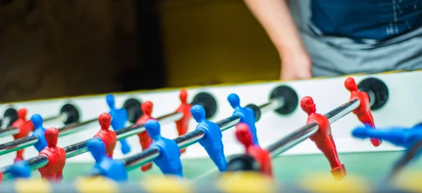 Een Man Speelt Tafelvoetbal Detail Van Handen Van Mens Spelen — Stockfoto