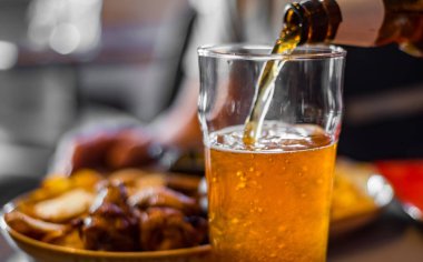 bar veya pub şişeden cam bira dökme