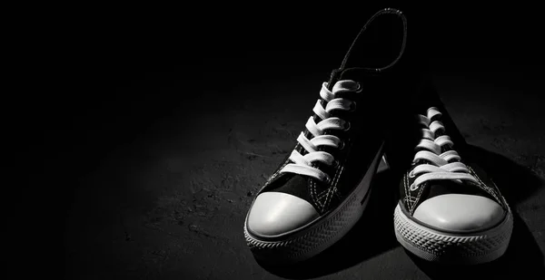 Par Nuevas Zapatillas Negras Sobre Fondo Negro Oscuro Con Espacio — Foto de Stock