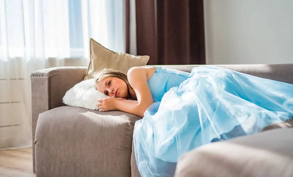 Young Teenager Brunette Girl Long Hair Lying Sofa Home — Stock Photo, Image