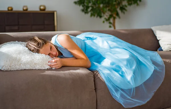 Young Teenager Brunette Girl Long Hair Lying Sofa Home — Stock Photo, Image