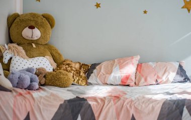 çocuk yatak odasında oyuncaklar ile çocuk yatağı
