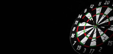 Dart ok ile Dart tahtası kopya alanı ile koyu siyah bir arka plan üzerinde merkezi isabet.
