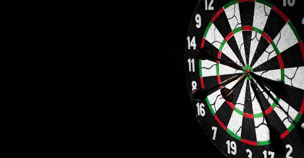 Dartboard Šipkou Šipky Dopadajícího Střed Tmavém Pozadí Prostorem Kopírování — Stock fotografie