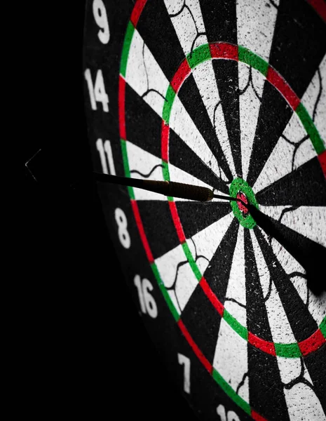 Dartboard Šipkou Šipky Dopadajícího Střed Tmavém Pozadí Prostorem Kopírování — Stock fotografie