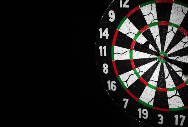 Dartboard Šipkou Šipky Dopadajícího Střed Tmavém Pozadí Prostorem Kopírování — Stock fotografie