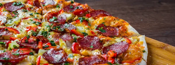 Pepperoni Pizza Con Queso Mozzarella Salami Pimienta Especias Albahaca Fresca — Foto de Stock