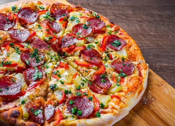 Pepperoni Pizza Con Queso Mozzarella Salami Pimienta Especias Albahaca Fresca — Foto de Stock
