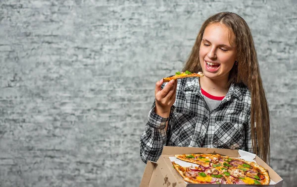 Portrét Mladé Teenagersky Brunetní Dívky Dlouhými Vlasy Jezte Kus Pizzy — Stock fotografie