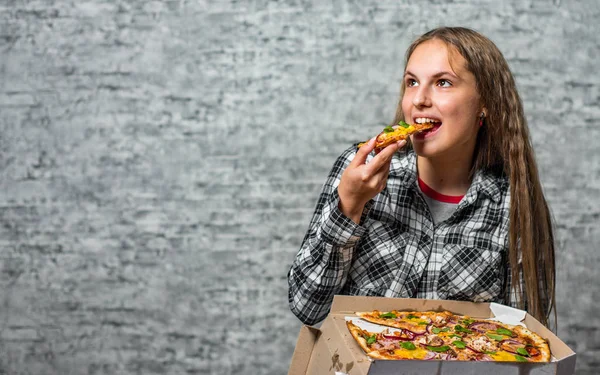 Portrét Mladé Teenagersky Brunetní Dívky Dlouhými Vlasy Jezte Kus Pizzy — Stock fotografie