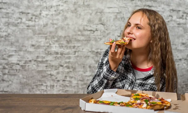 Retrato Jovem Adolescente Morena Com Cabelo Comprido Comer Fatia Pizza — Fotografia de Stock