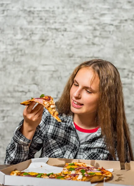 Portrét Mladé Teenagersky Brunetní Dívky Dlouhými Vlasy Jezte Kus Pizzy — Stock fotografie