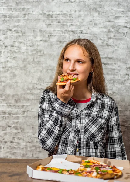 Portré Fiatal Tinédzser Barna Lány Hosszú Haja Eszik Szelet Pizza — Stock Fotó