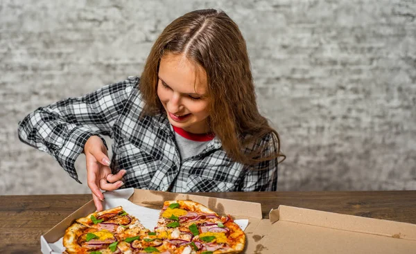 Retrato Joven Adolescente Morena Chica Con Pelo Largo Comer Rebanada — Foto de Stock