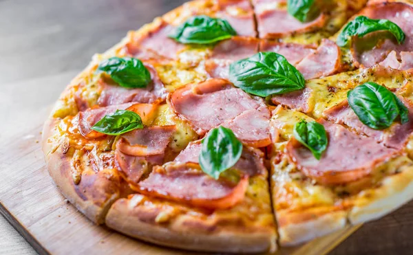Pizza Mit Mozzarella Schinken Tomatensauce Pfeffer Gewürzen Und Frischem Basilikum — Stockfoto