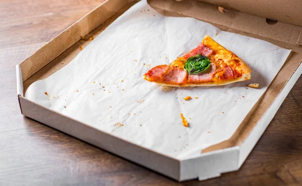 最后一片披萨 加莫扎雷拉奶酪 番茄酱 香料和罗勒 意大利比萨饼在纸板箱在木表背景 — 图库照片