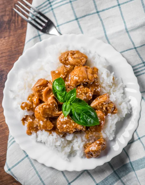 Hühnerbrust Mit Sauce Und Reis Weißem Teller Auf Einem Holztischhintergrund — Stockfoto