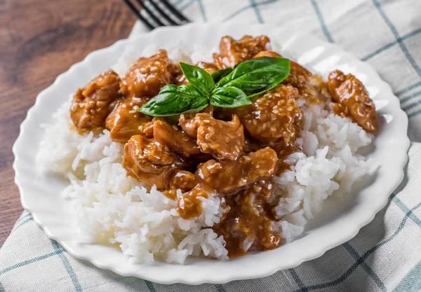 Hühnerbrust Mit Sauce Und Reis Weißem Teller Auf Einem Holztischhintergrund — Stockfoto
