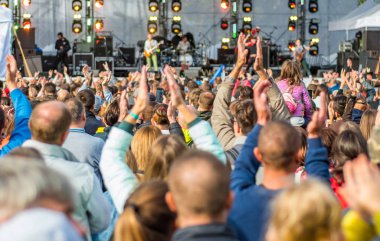 bir konserde birçok farklı kişi rock grubu müzik açık hava dinlerken