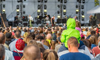 bir konserde birçok farklı kişi rock grubu müzik açık hava dinlerken