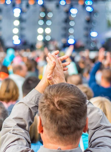 Bir Konserde Birçok Farklı Kişi Rock Grubu Müzik Açık Hava — Stok fotoğraf