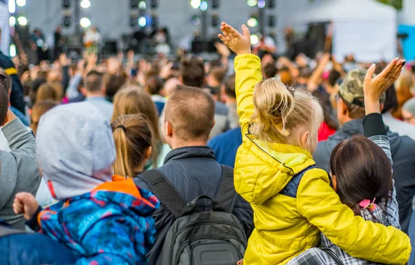 Muchas Personas Diferentes Concierto Escuchando Música Banda Rock Aire Libre —  Fotos de Stock