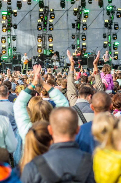 Många Olika Människor Konsert Lyssnar Rock Band Musik Open Air — Stockfoto