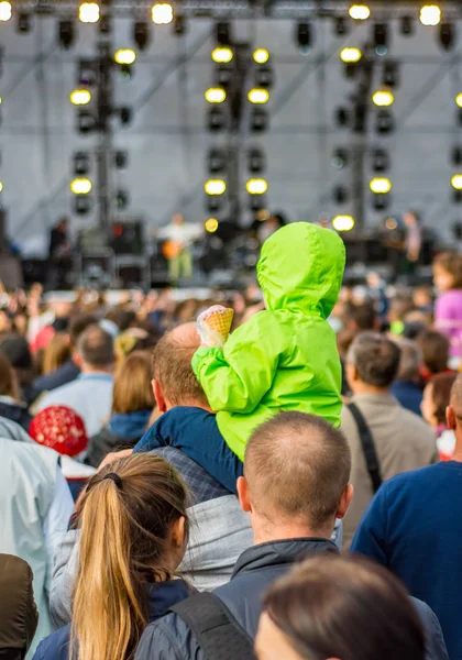 Många Olika Människor Konsert Lyssnar Rock Band Musik Open Air — Stockfoto