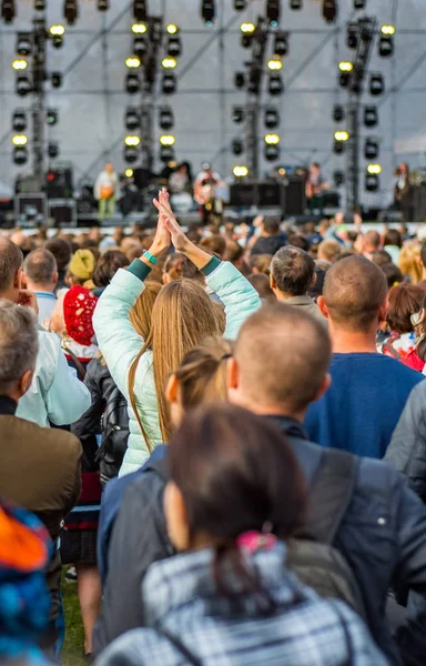 Molte Persone Diverse Concerto Ascoltando Musica Rock Band All Aria — Foto Stock