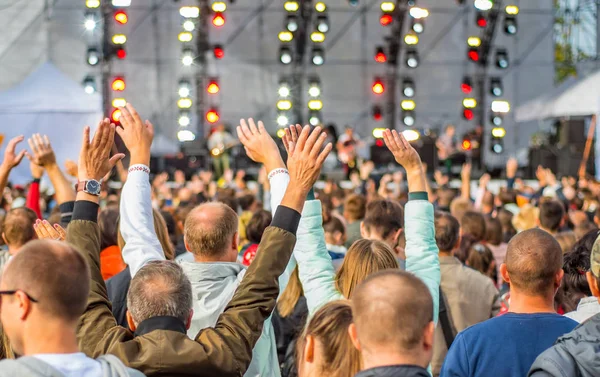 Molte Persone Diverse Concerto Ascoltando Musica Rock Band All Aria — Foto Stock