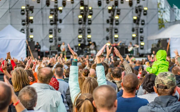 Många Olika Människor Konsert Lyssnar Rock Band Musik Open Air — Stockfoto