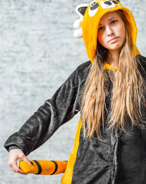Portret Młodego Nastolatka Brunetka Dziewczyna Długimi Włosami Ubrana Piżamy Kigurumi — Zdjęcie stockowe